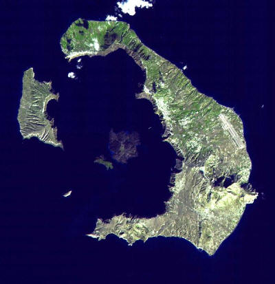 Družicový snímek současného ostrova Santorini zřetelně ukazuje, že jde o zbytky sopečného kuželu po gigantickém výbuchu, přičemž původní kráter zatopilo moře (foto NASA).