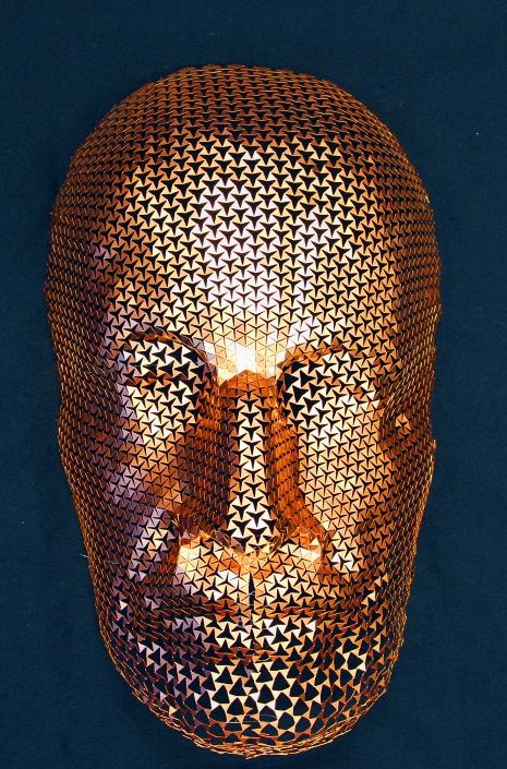 Obličejová maska vytvořená novou metodou (foto David J. Srolovitz, fundamental.berlin).