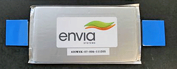 Akumulátor společnosti Envia Systems o kapacitě 45 Ah. Délka 19 cm, šířka 9,7 cm a tloušťka 1 cm.