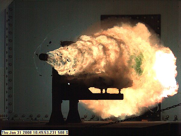 Snímek projektilu těsně po výstřelu pořízený 31.1.2008 vysokorychlostní kamerou (foto US Navy)