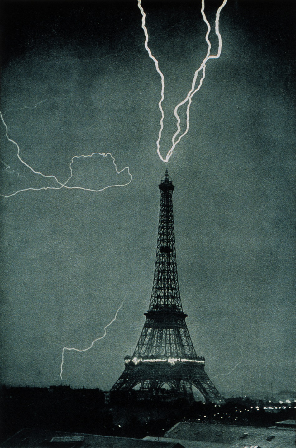 Blesk nad Eiffelovou věží 3.června 1902, jedna z prvních fotografií blesku, M. G. Loppé [Public domain].