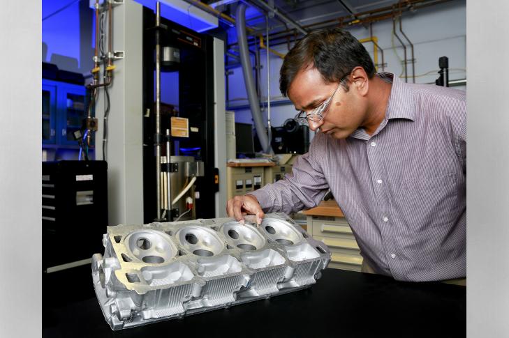 Odlitek motorového bloku z nové slitiny ACMZ spolu s Amitem Shyamem, šéfem vývojového týmu (foto Oak Ridge National Laboratory).