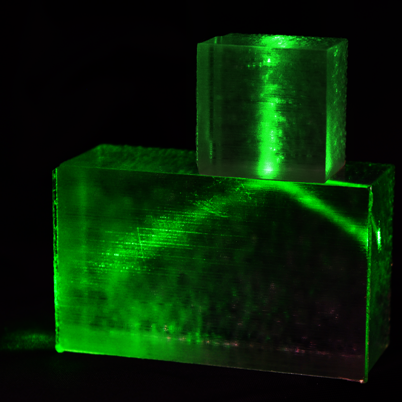 Experimentální uspořádání dvou akrylových bločků při měření skutečné kontaktní plohcy zeleným světlem, S. Dillavou and S. Rubinstein/Harvard Univ.