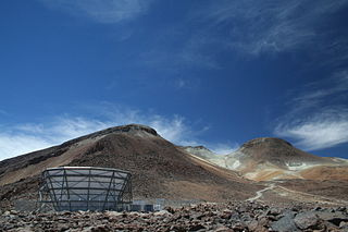 Atacama Cosmology Telescope v Chile, foto  Ahincks 4.11.2008, Wikimedia Commons, licence  Creative Commons Attribution 3.0 Unported.