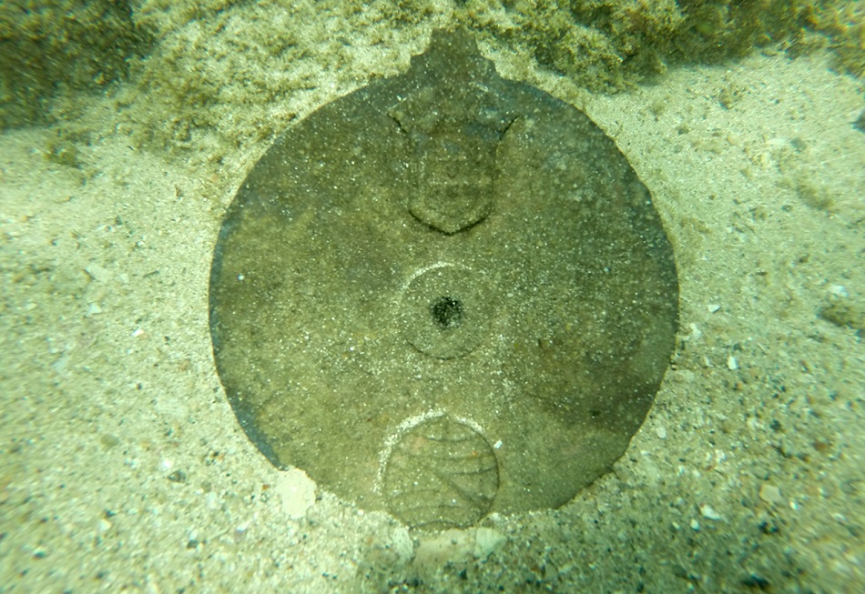 Astroláb z vraku Esmeraldy, D.L.Mearns et al., An Early Portuguese Mariner's Astrolabe from the Sodré Wreck-site, Al Hallaniyah, Oman,  International Journal of Nautical Archaeology, CC BY 4.0, https://creativecommons.org/licenses/by/4.0/ .