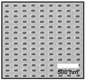 fotovoltaická zlatá vrstva s otvory o průměru 100 nm, obr. M.T.Sheldon et al, Science, 2014, DOI: 10.1126/science.1258405