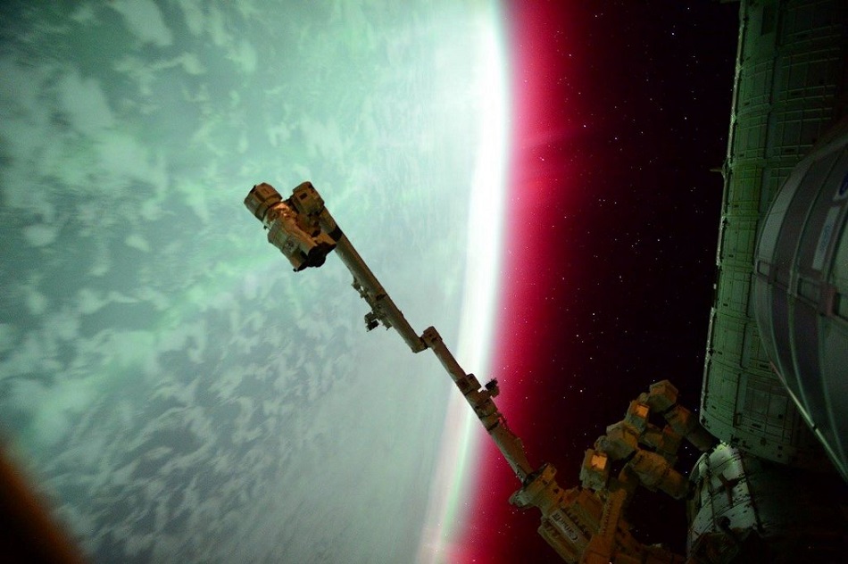 Polární záře při pohledu z oběžné dráhy (foto Scott Kelly, Expedition 44, NASA) zachycená v červnu 2015. V popředí International Space Station.