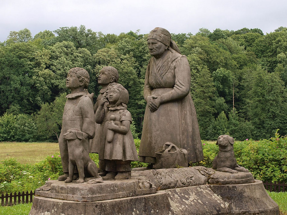 Sousoší Babička s vnoučaty v Babiččině údolí sochaře Otto Gutfreunda, foto Honza Groh (Jagro), CC BY-SA 3.0, https://creativecommons.org/licenses/by-sa/3.0, via Wikimedia Commons.