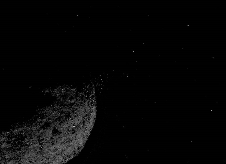 Zlomky horniny odlétající z povrchu asteroidu Bennu, foto NASA/Goddard/University of Arizona/Lockheed Martin