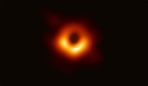 Snímek černé díry v galaxii Messier 87 (M87) v souhvězdí Panny, foto Event Horizon Telescope Collaboration.
