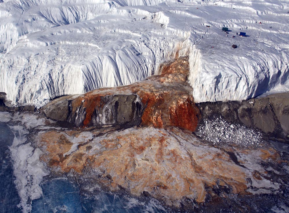 Krvavý vodopád v Antarktidě, foto Peter Rejcek. Link vede na obrázek průzkumného robota IceMole1.