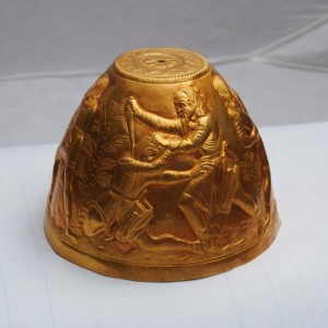 Nalezená zlatá část bonga na fotografii Andreje Bělinského.
