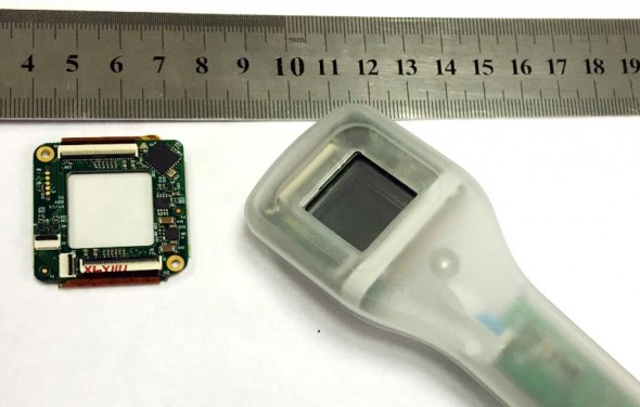 Prototyp samozaostřujících brýlí na obrázku vpravo, samotné elektronické obvodky vlevo, foto Deep Optics.