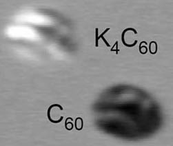 Samotný fulleren (vpravo dole) a fulleren se 4 atomy draslíku (vlevo nahoře). Změna tvaru je nepatrná, avšak různá barva označuje změnu energií elektronových hladin.