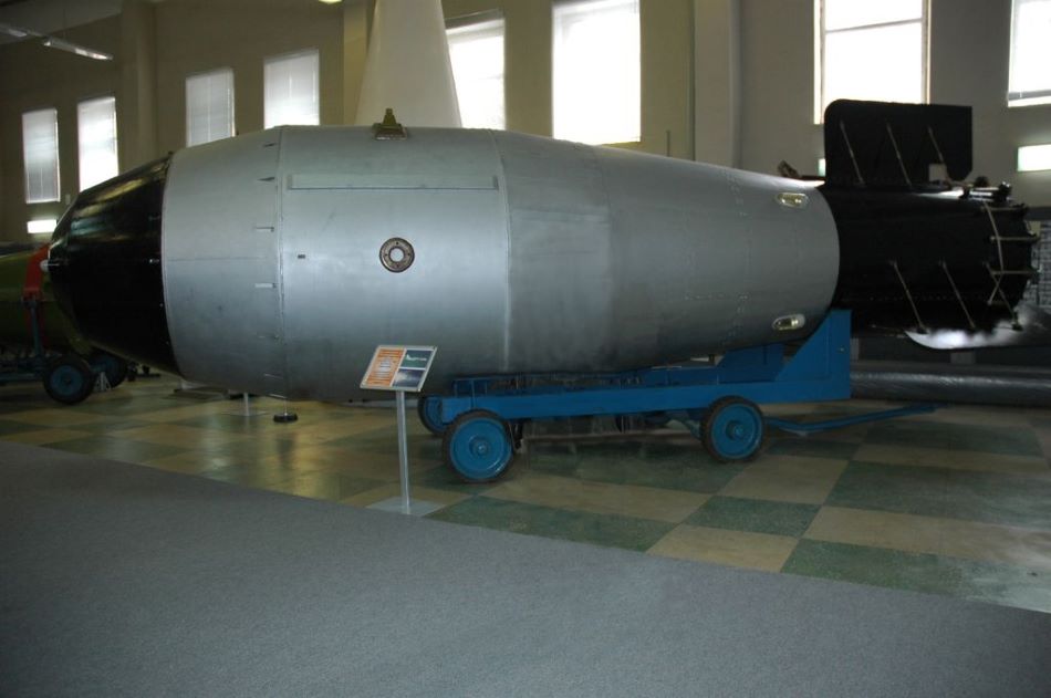 Maketa Car-bomby v Sarovském muzeu jaderných zbraní. Skutečné rozměry byly 8 x 2 m a váha dosáhla 27 tun. Největší termnukleární bombu odpálil Sovětský svaz v roce 1961 na Nové Zemi a výbuch dosáhl velikosti 58 Mt TNT, foto User:Croquant with modifications by User:Hex/CC BY-SA (http://creativecommons.org/licenses/by-sa/3.0/),https://commons.wikimedia.org/wiki/File:Tsar_Bomba_Revised.jpg.