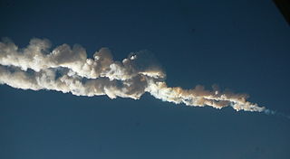 Stopa po průletu hořícího meteoritu u uralského Čeljabinsku15.2.2013. Foto Nikita Plechanov, wikimedia, licence Creative Commons Attribution-Share Alike 3.0 Unported