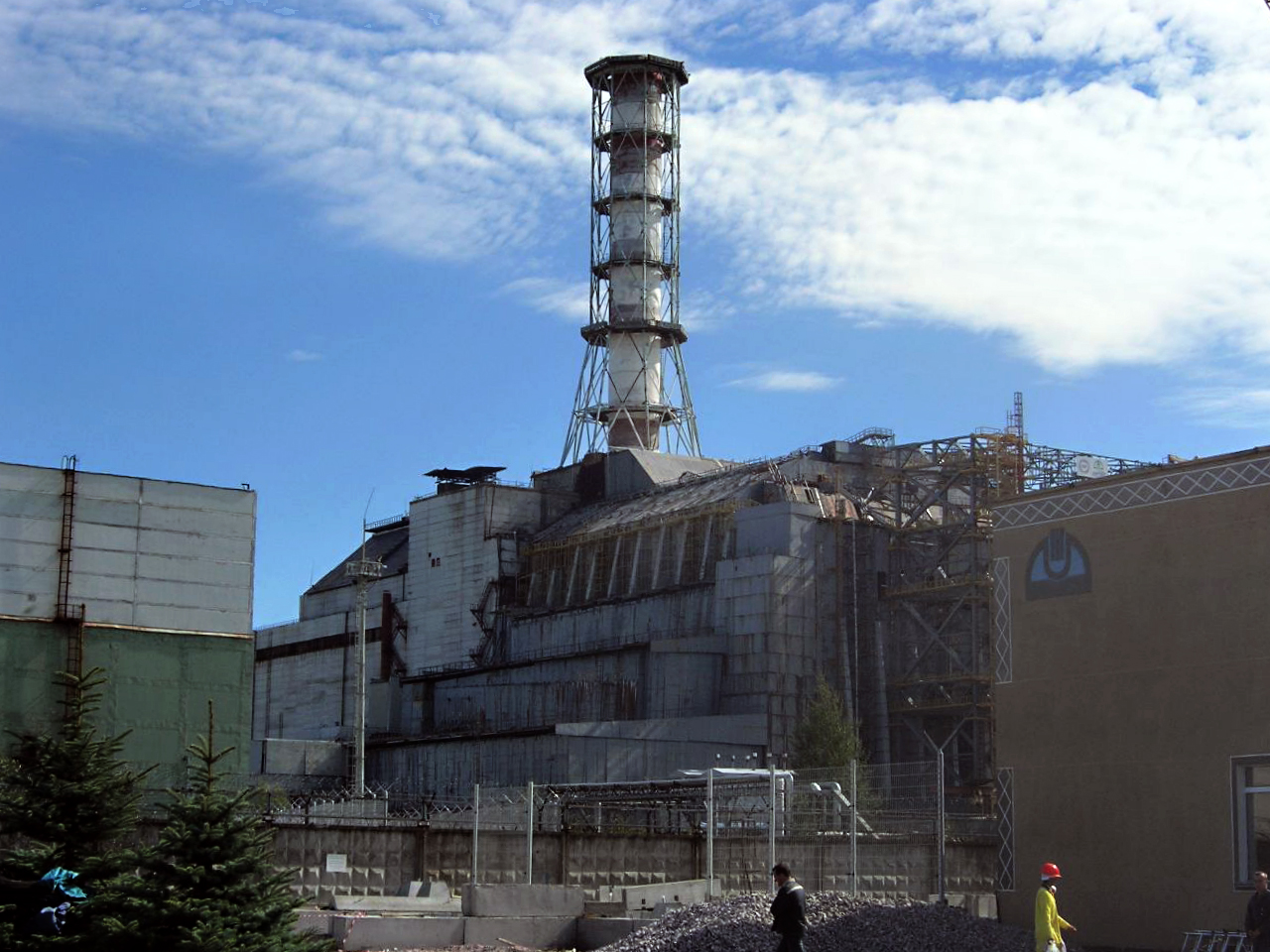 Sarkofág překrývají zničený čtvrtý blok černobylské jaderné elektrárny v roce 2006, bohužel vybudovaný až po výbuchu, foto Carl Montgomery, Wikimedia Commons, Creative Commons Attribution 2.0 licence.