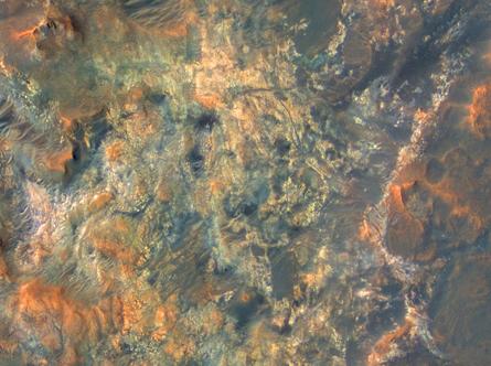 Snímek povrchu Marsu s vrstvami jílů (světlé oblasti). Foto JPL/NASA, Univ. of Arizona