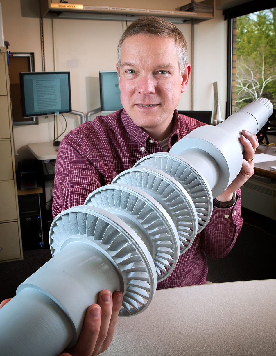 Prototyp 10 MW turbíny na superkritický oxid uhličitý s vedoucím konstrukčního týmu Dougem Hoferem, foto GE Global Research.