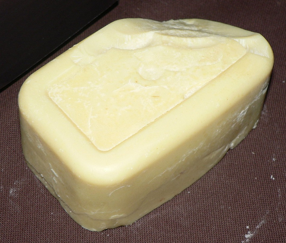 Kakaové máslo na fotografii Davida Monniauxe, CC-BY-SA-2.5, via Wikimedia Commons.