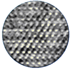 Snímek povrchu oxidu kobaltito-lithného pořízený transmisním elektronovým mikroskopem OAM. Nejmenší tečky jsou atomy lithia mezi atomy kobaltu a kyslíku.