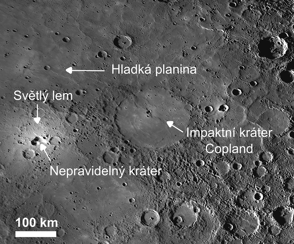 Fotografie zachycuje impaktní kráter Copland na Merkuru částečně vyplněný lávou vytvářející souvislou hladkou pláň. Na západ od impaktního kráteru se nachází nepravidelný kráter tvaru ledviny, který je obklopen lemem světlejšího materiálu. Pravděpodobně se jedná o sopečný kráter, ze kterého do okolí byly vyvržené drobné úlomky sopečných hornin, tzv. pyroklastického materiálu. Zdroj: NASA/Johns Hopkins University Applied Physics Laboratory/Carnegie Institution of Washington, licence: volné dílo.