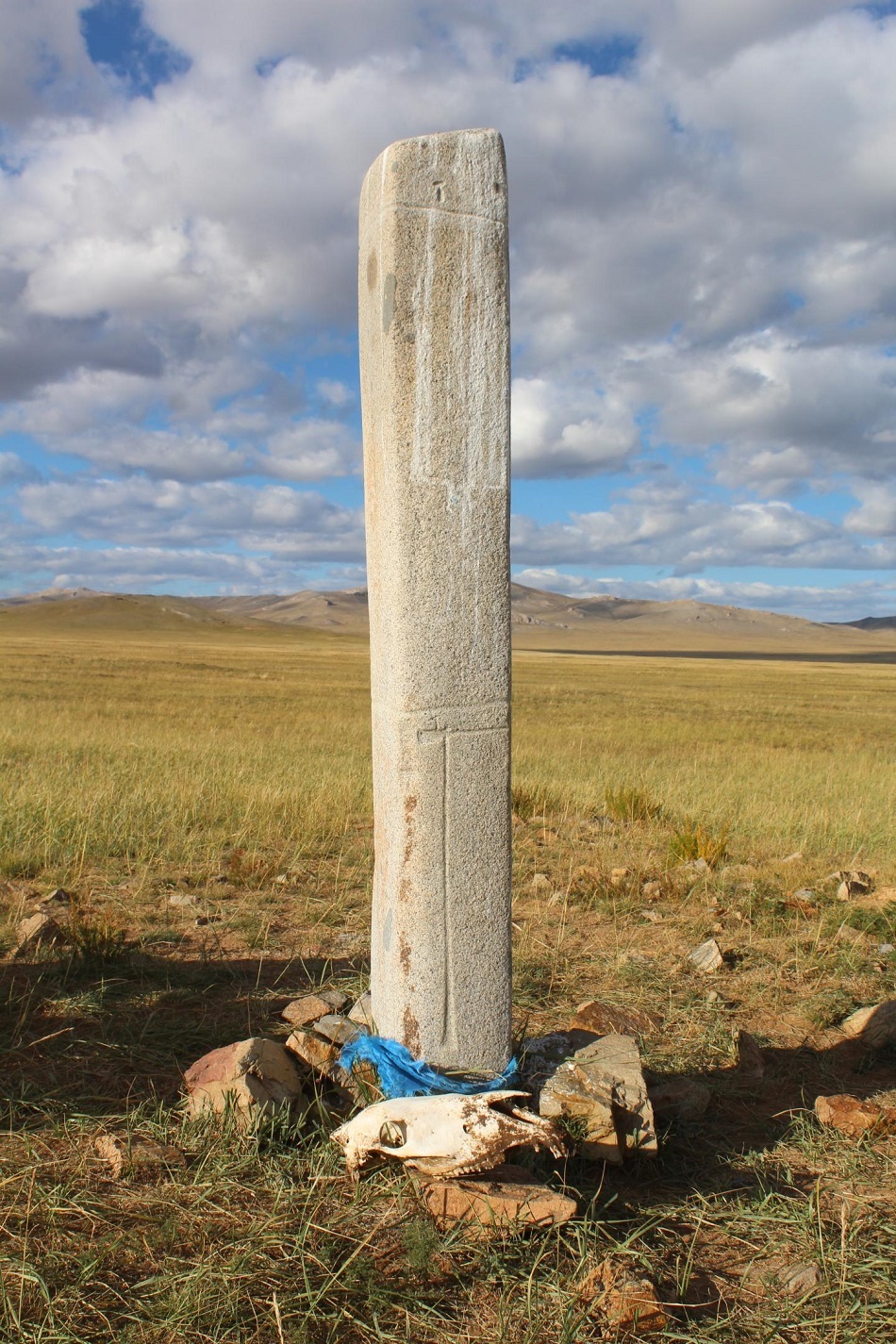 Deer stone, kámen s vyrytými jeleny ve středním Mongolsku, foto William Taylor. U jeho paty vidíme rovněž v součanosti uctívanou koňskou lebku.