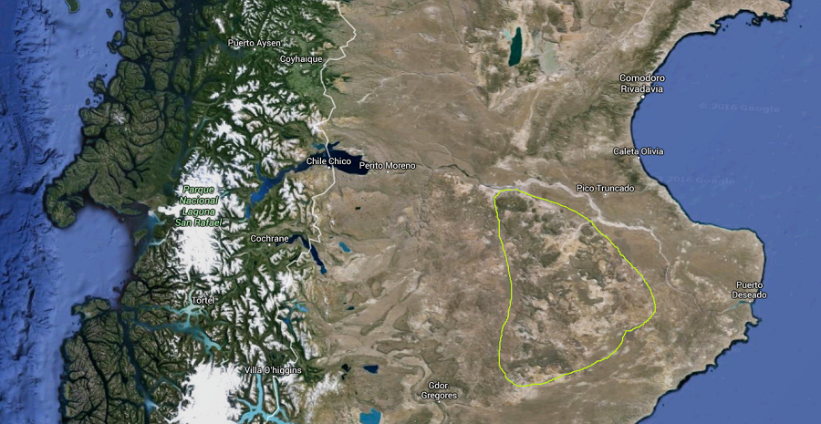 Světle zelenou vyznačené pohoří Deseado na obrázku podle  Google Earth. Severovýchodně od něj protéká řeka Deseado až k přístavu Puerto Deseado.