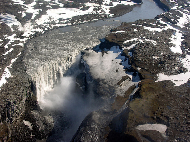 letecký pohled na vodopád Dettifoss, foto Hansueli Krapf, Wikimedia Commons,  Creative Commons Attribution-Share Alike 3.0 Unported.