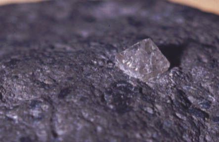 Přírodní diamant v jihoafrickém kimberlitu