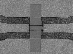 Mikrofotografie Moranova tranzistoru. Jeho diamantová báze se nachází ve středu obrázku (foto David Moran). 