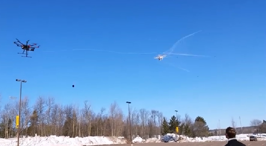 Dron prof.Rastgaara (Michigan Technological University) loví jiný dron do sítě.