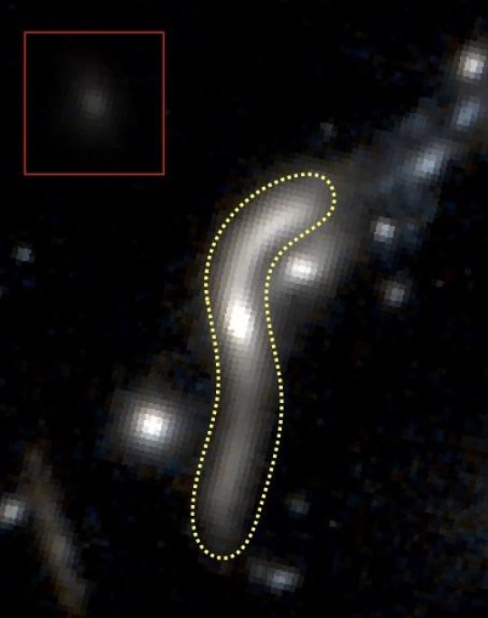 Vlevo nahoře rekonstruovaný obraz galaxie eMACSJ1341-QG-1 bez zvětšení gravitační čočkou. Žluté tečkování vyznačuje zachycený zvětšený obraz (foto Harald Ebelling, University of Hawaii, Institute for Astronomy).