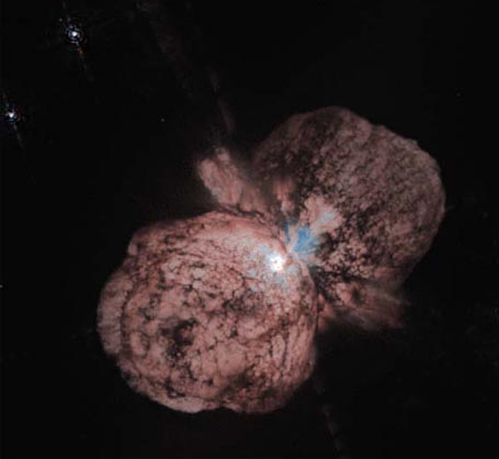 Eta Carinae v jižním souhvězdí Lodní kýl. Snímek pořízen Hubbleovým dalekohledem.
