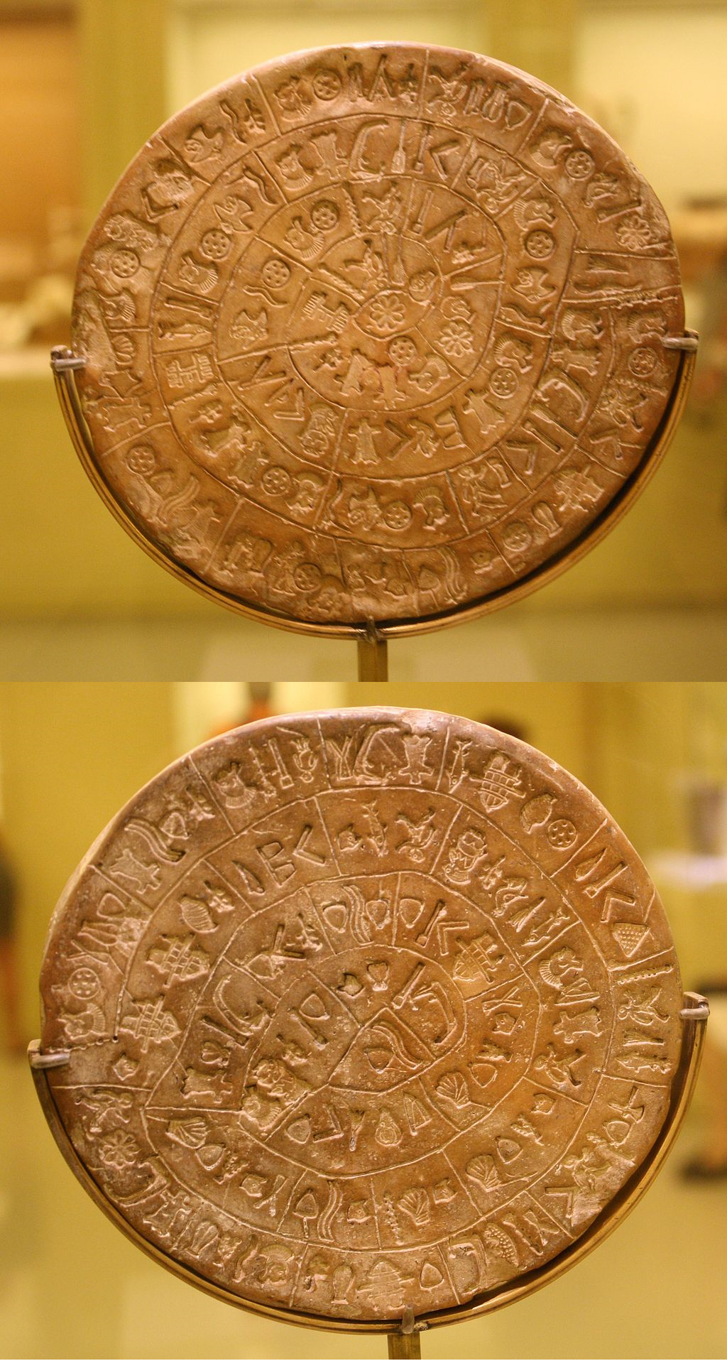 Disk z Faistu, nahoře strana A, dole strana B, foto Wikimedia Commons CC BY 1.0