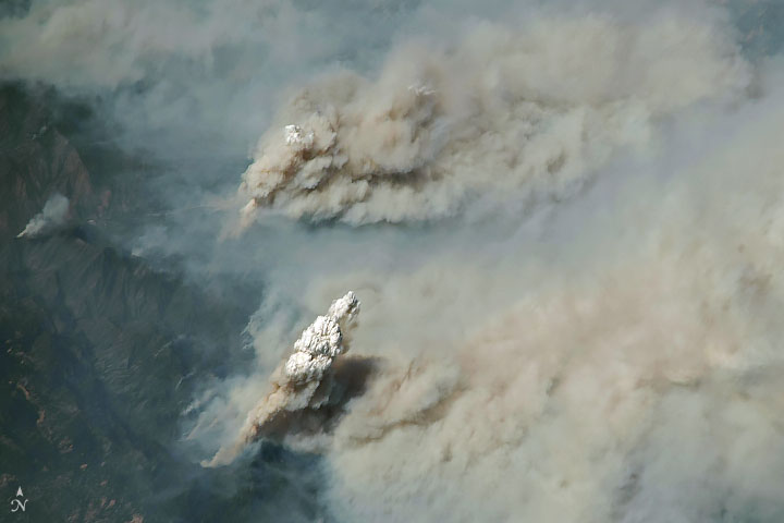 Dva vznikající pyrokumuly při Fergusonském požáru v Kalifornii dne 2.8.2018 (foto NASA).