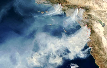 Snímek pobřeží Kalifornie z 27.10.2003. Na spodním okraji mračna kouře leží San Diego.