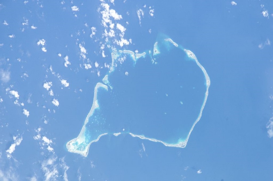 Atol Funafuti na družicovém snímku NASA, ostrov Tutaga leží v jížní části (Public domain, via Wikimedia Commons).