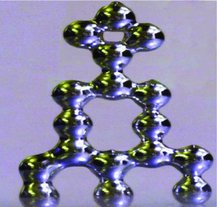 Struktura vytištěná z jednotlivých kapiček slitiny Ga a In, Ladd, C., So, J.-H., Muth, J. and Dickey, M. D. (2013), 3D Printing of Free Standing Liquid Metal Microstructures. Adv. Mater..