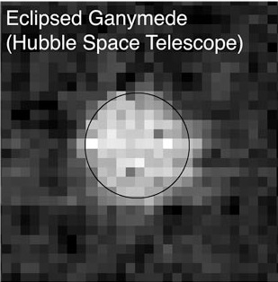 Zastíněný Ganymed odrážející infračervené záření na snímku Hubbleova teleskopu, K.Tsumura et al., Astrophysical Journal,  July 10, 2014, velikost strany 4 úhlové sekundy