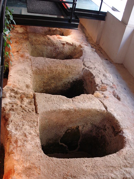 Římské fermentační nádrže na výrobu rybí omáčky v Portugalsku, foto Igiul, via Wikimedia Commons.