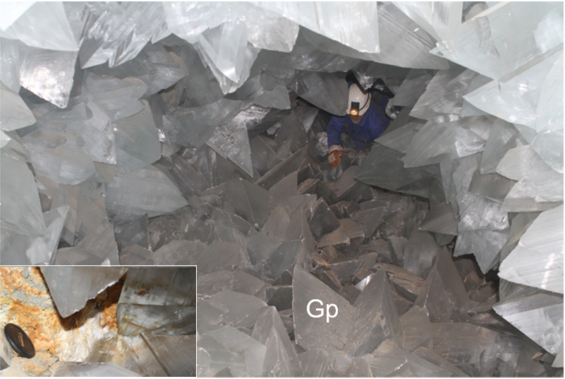 Krystaly sádrovce v pulpíjské geodě. Jako měřítko poslouží postava geologa v pozadí, obr.A.Canals et al., Geology, 2019, doi: https://doi.org/10.1130/G46734.1.