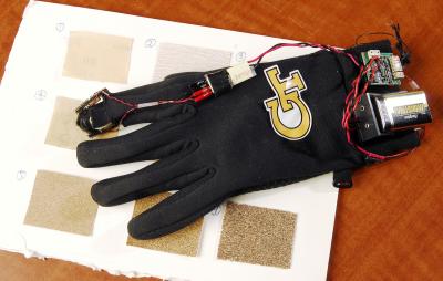 prototyp rukavice (foto Georgia Tech/Gary Meek)