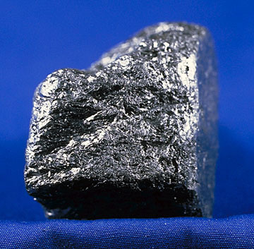 Grafit, minerál složený z vrstev uhlíkových atomů, United States Geological Survey/Mineral Information Institute, public domain.