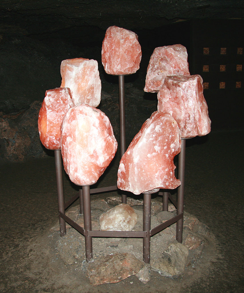 Minerál halit (chlorid sodný NaCl) v solném dolu u rakouského městečka Hallstatt, Salzkammergut (Solná komora).