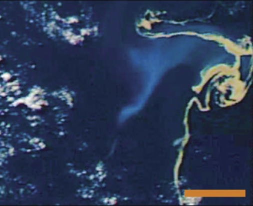V pravé části satelitního snímku z 25.7.2012 vidíme pemzové plovoucí ostrovy, měřítko má délku 20 km (obr. Nature Communications 5, Article number: 3660, 22 April 2014, doi:10.1038/ncomms4660).