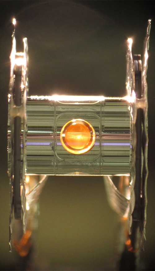 kovové pouzdro s kapslí obsahující palivo pro jadernou fúzi s obsahem těžkého a supertěžkého vodíku (foto Eduard Dewald/Lawrence Livermore National Laboratory)