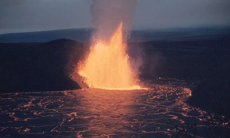 Erupce  kráteru Iki havajské sopky Kilauea 5.prosince 1959 (foto USGS/J.P. Eaton).