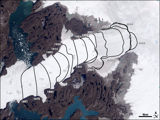 Splaz ledovce  Jakobshavn na snímku družice Landsat z roku 2006. Černé linie vyznačují jeho zakončení  v uvedených letech od roku 1851 do roku 2006, foto NASA.