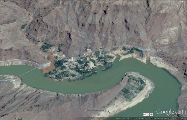 Současné zbytky hráze v soutěsce Jishi (foto Google Earth).